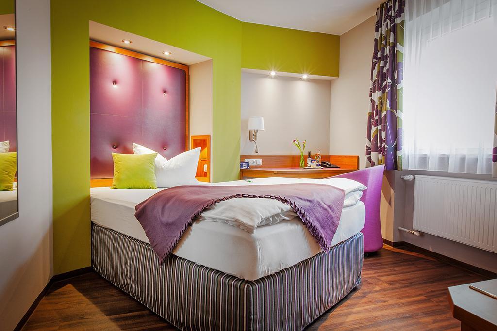 Hotel Am Turm Кауфбойрен Стая снимка