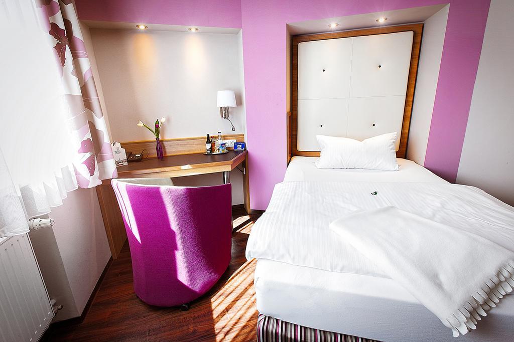 Hotel Am Turm Кауфбойрен Стая снимка
