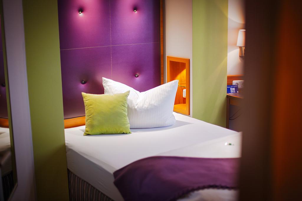 Hotel Am Turm Кауфбойрен Стая снимка